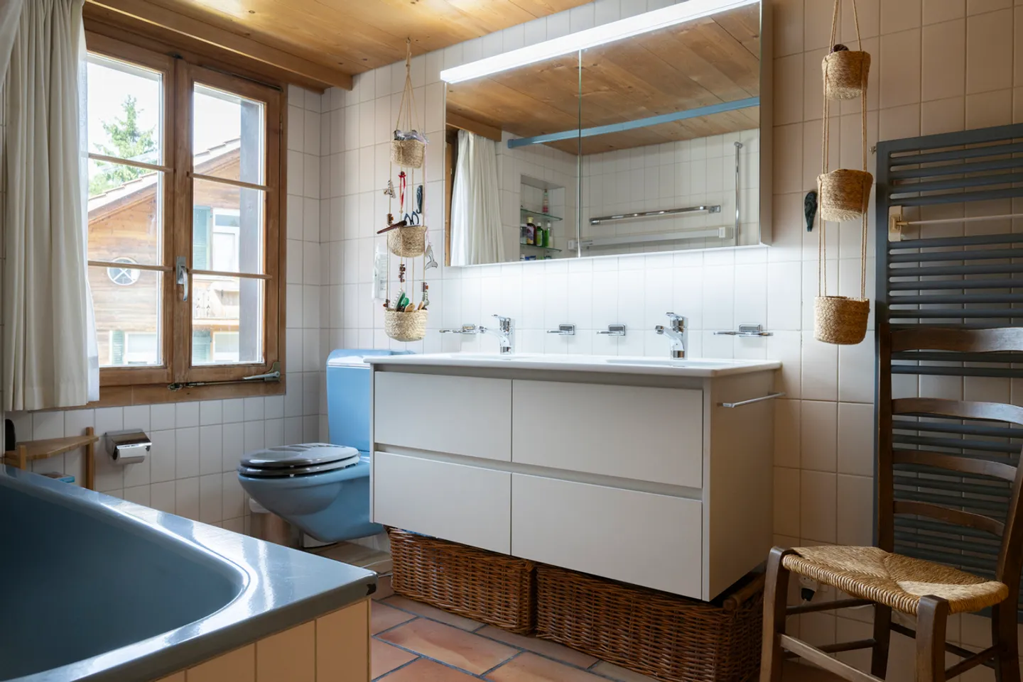 MAISON RÉSIDENTIELLE ET COMMERCIALE HISTORIQUE AU CŒUR DE ZWEISIMMEN - Photo 9 sur 13