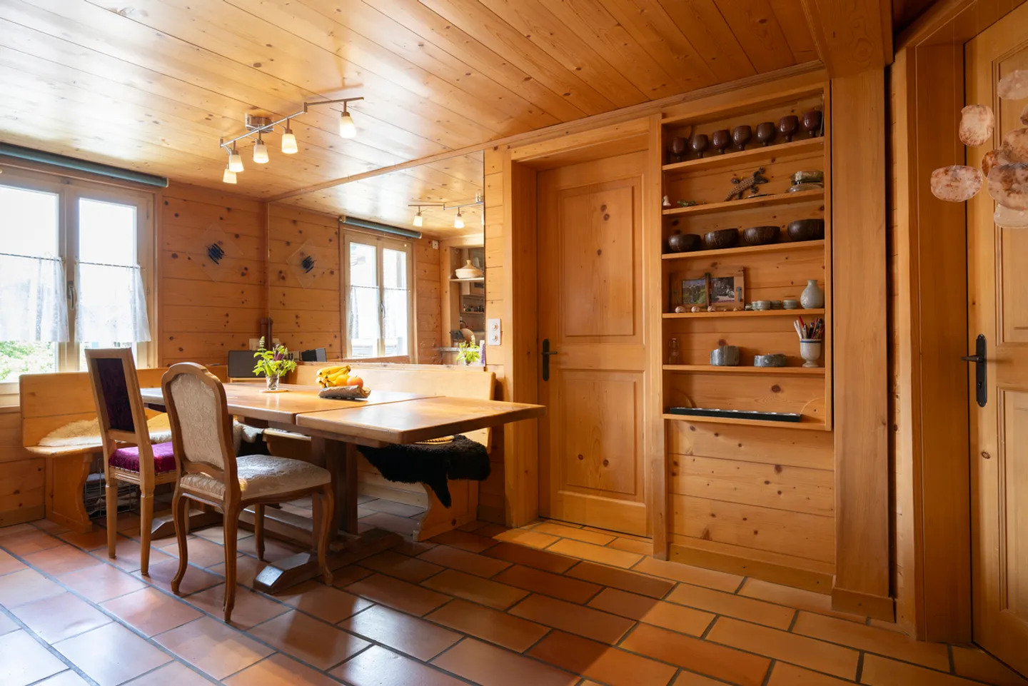 MAISON RÉSIDENTIELLE ET COMMERCIALE HISTORIQUE AU CŒUR DE ZWEISIMMEN - Photo 6 sur 13
