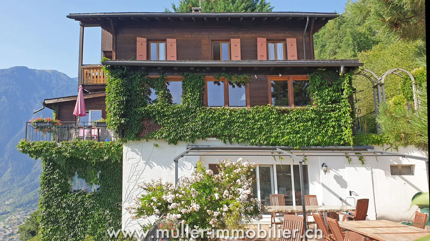 Schönes Haus umgeben von Weinbergen mit Blick auf die Berge - Foto 9 von 13