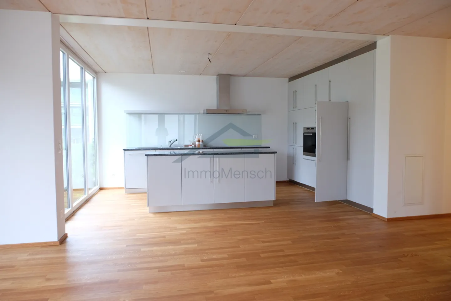 Appartamento con giardino 4,5 locali in una casa di 3 famiglie a Bottmingen popolare - Foto 1 di 10