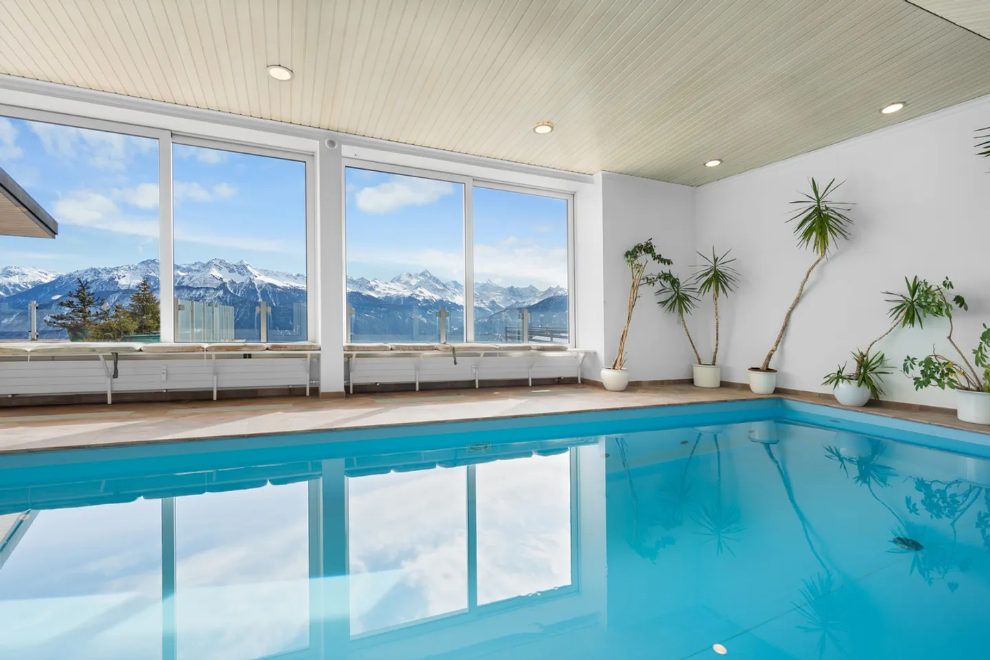 Villa sul tetto con piscina interna privata - Foto 8 di 9