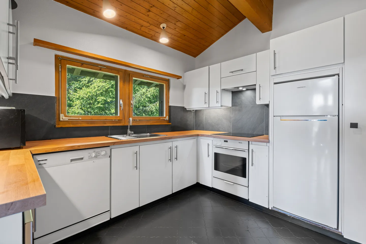 Family chalet in Anzère with view, garden and ski access in 2028 - Photo 4 of 11