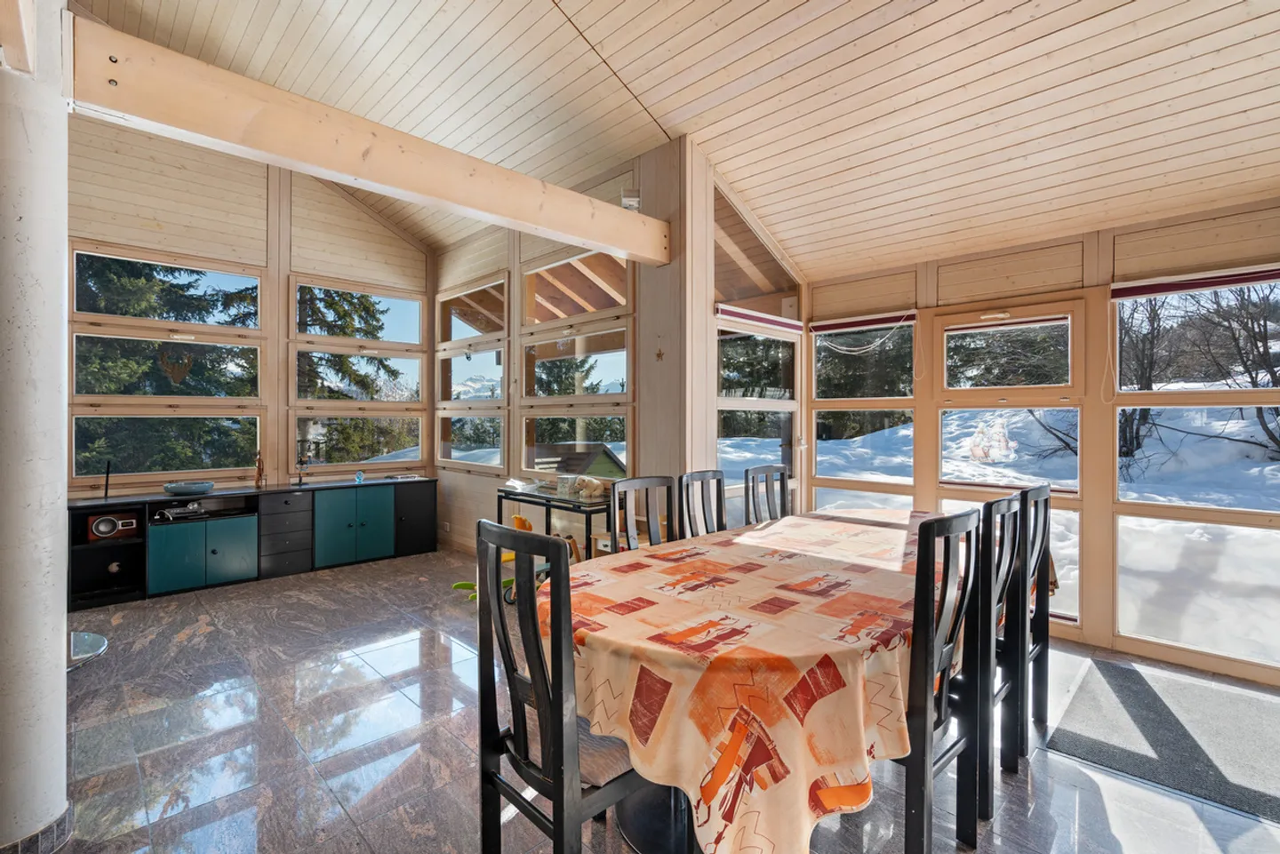 Zeitgenössisches Chalet nur einen Steinwurf vom Zentrum entfernt, in einer Zweitwohnung. - Foto 4 von 5