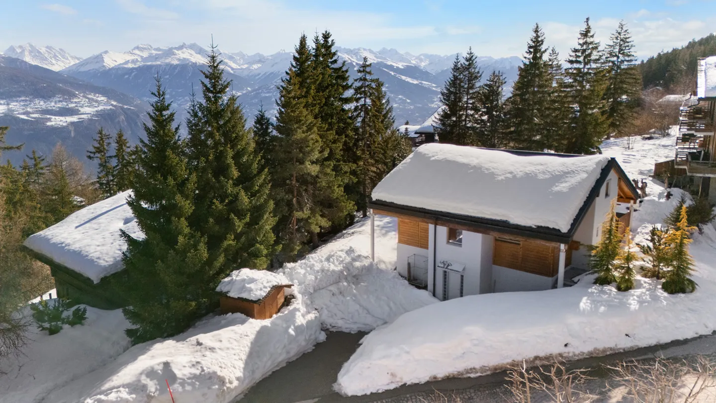 Zeitgenössisches Chalet nur einen Steinwurf vom Zentrum entfernt, in einer Zweitwohnung. - Foto 1 von 5