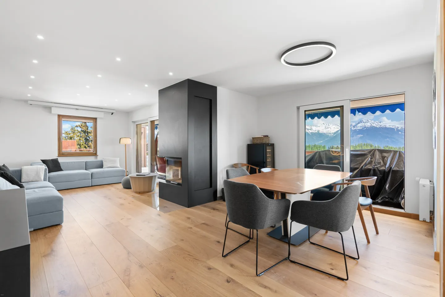 Attique entièrement rénové avec terrasse panoramique et vue imprenable - Foto 1 von 11