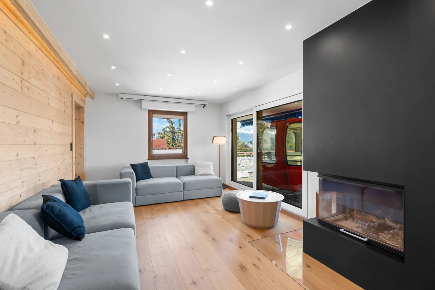 Attique entièrement rénové avec terrasse panoramique et vue imprenable - Foto 3 von 11