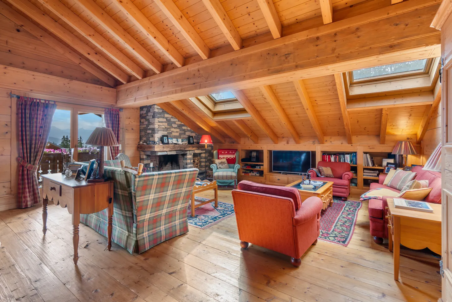 Exceptional duplex penthouse with ski-in/ski-out access in Plans-Mayens - Photo 1 of 4