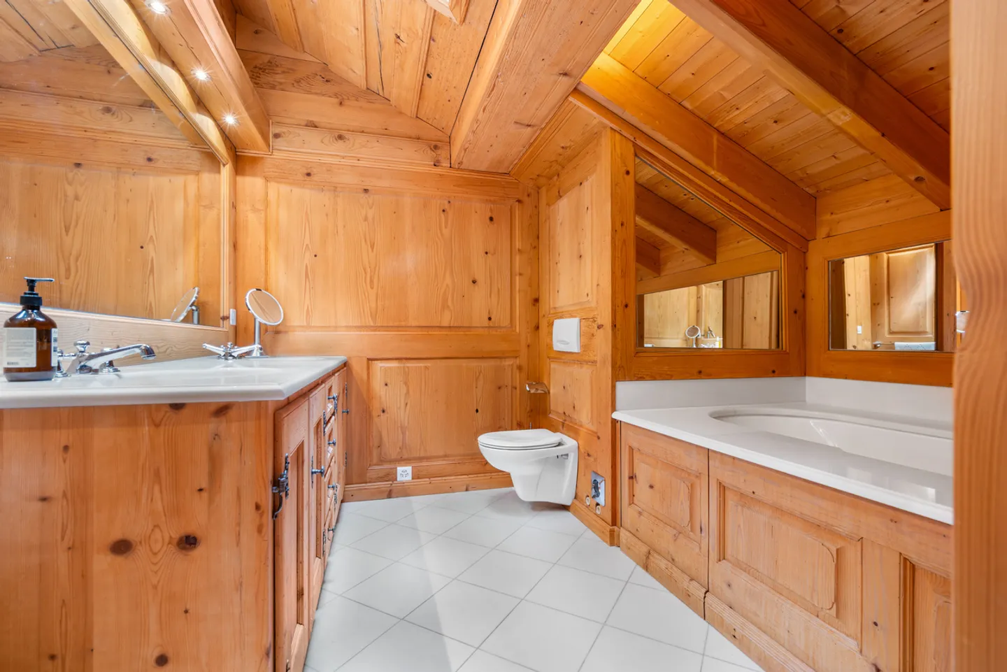 Exceptional duplex penthouse with ski-in/ski-out access in Plans-Mayens - Photo 4 of 4