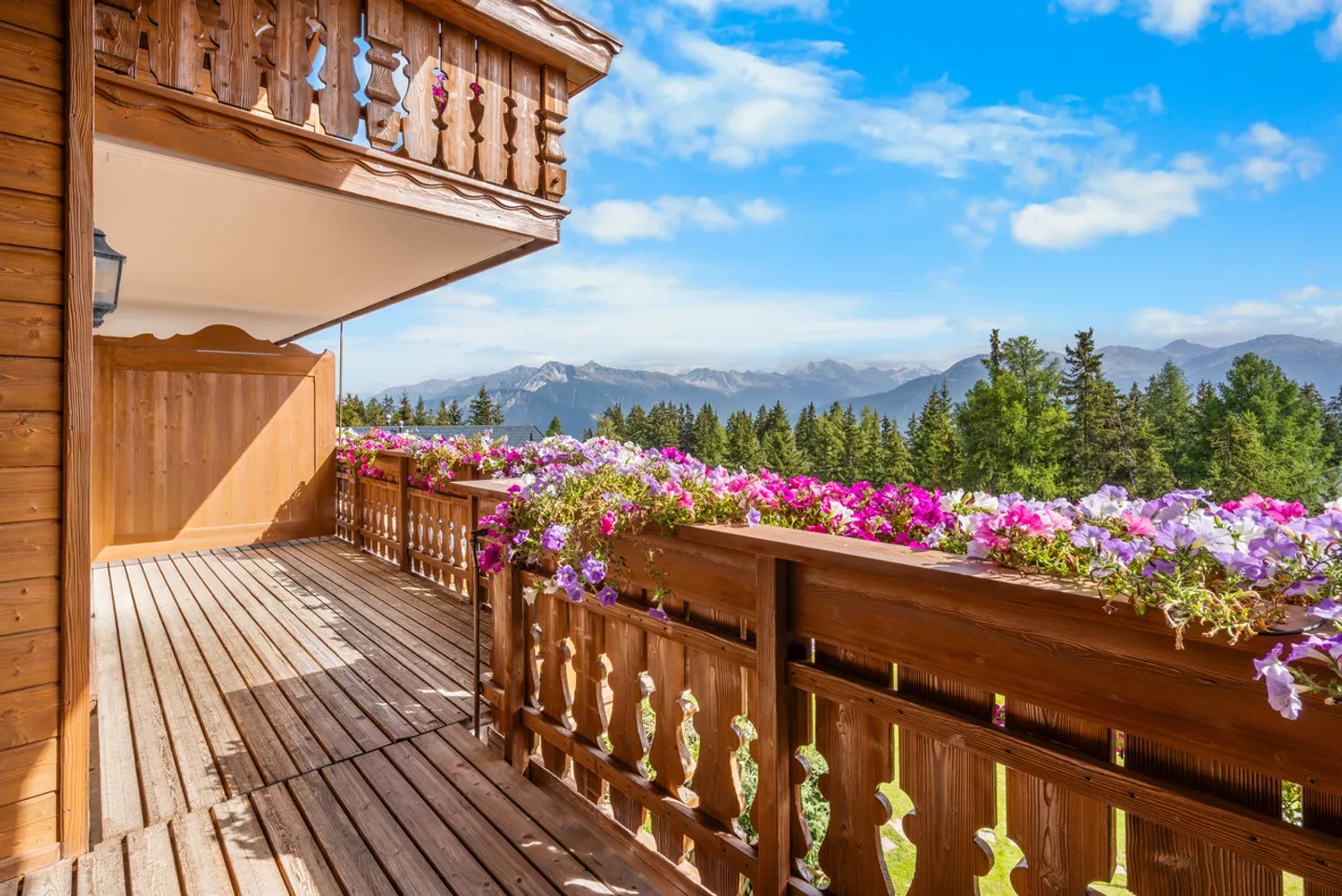 Exceptional duplex penthouse with ski-in/ski-out access in Plans-Mayens - Photo 2 of 4
