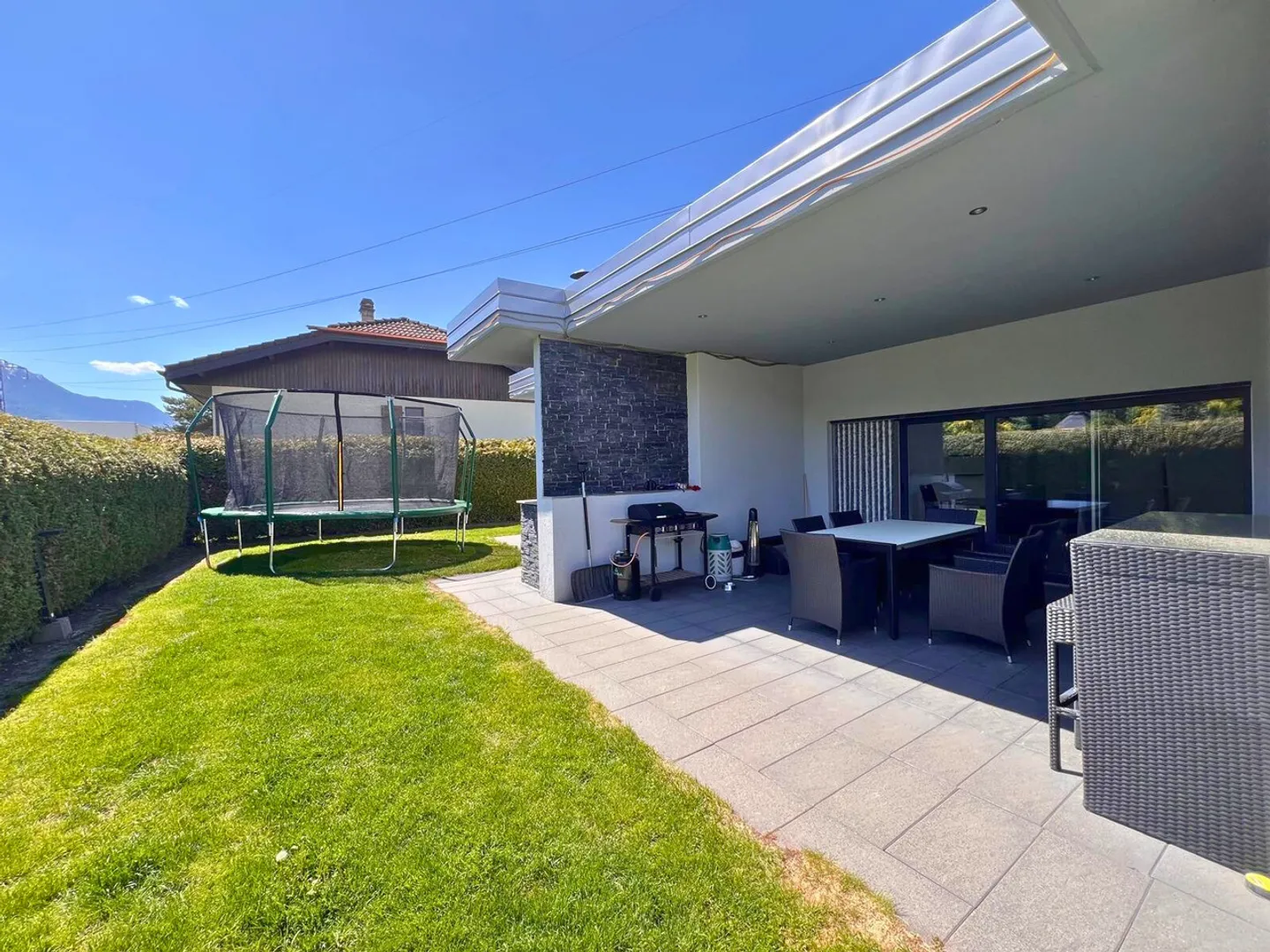Villa moderna su un piano con terrazza, giardino e stagno a Vétroz - Foto 12 di 13