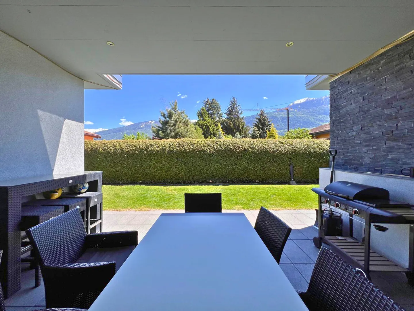 Villa moderna su un piano con terrazza, giardino e stagno a Vétroz - Foto 5 di 13