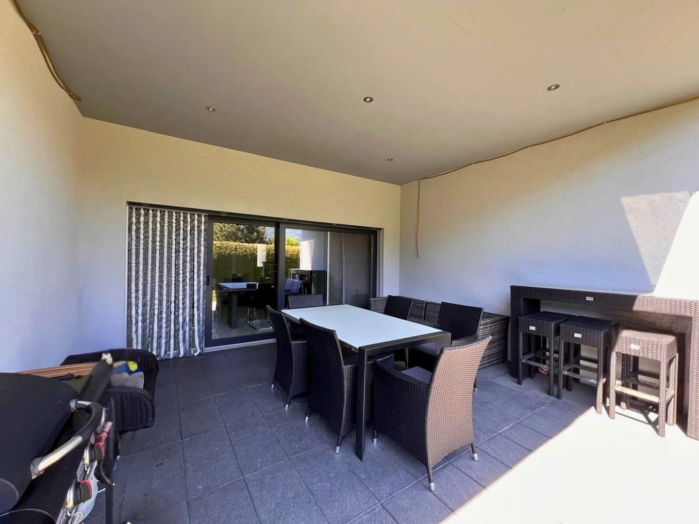 Villa moderna su un piano con terrazza, giardino e stagno a Vétroz - Foto 13 di 13