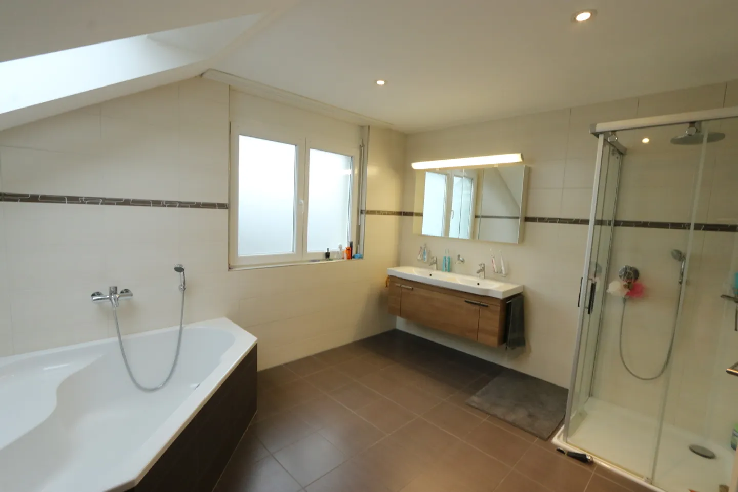 Sun-drenched single-family house with large garden - Photo 6 of 13