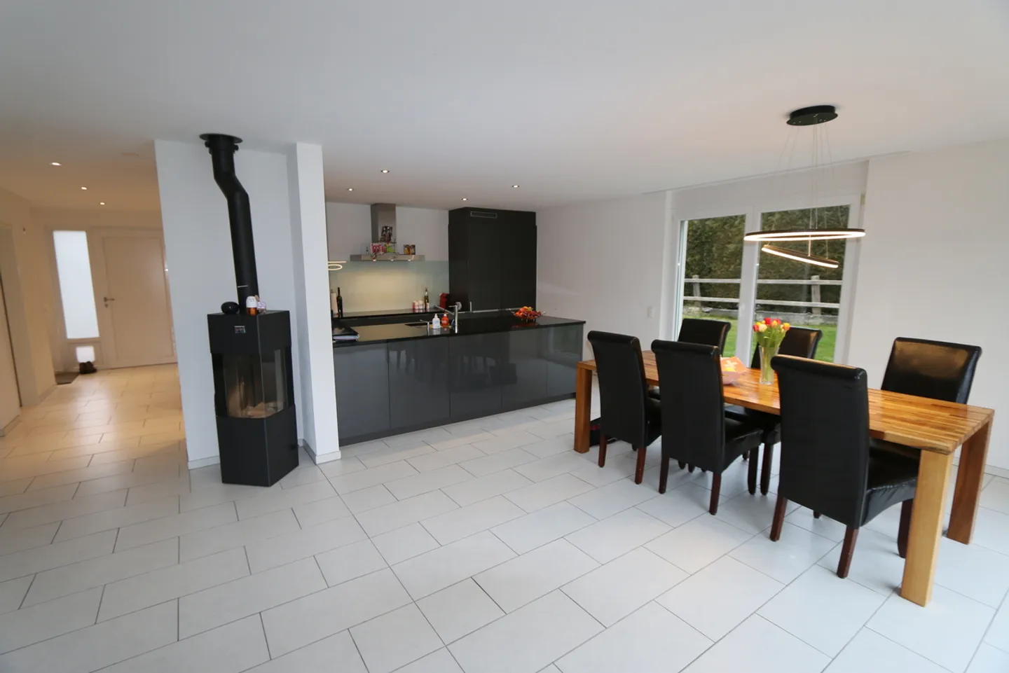 Sun-drenched single-family house with large garden - Photo 4 of 13