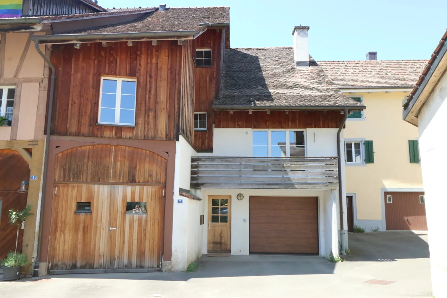 Appartement de ville avec grande terrasse et belles poutres apparentes - Photo 2 sur 9