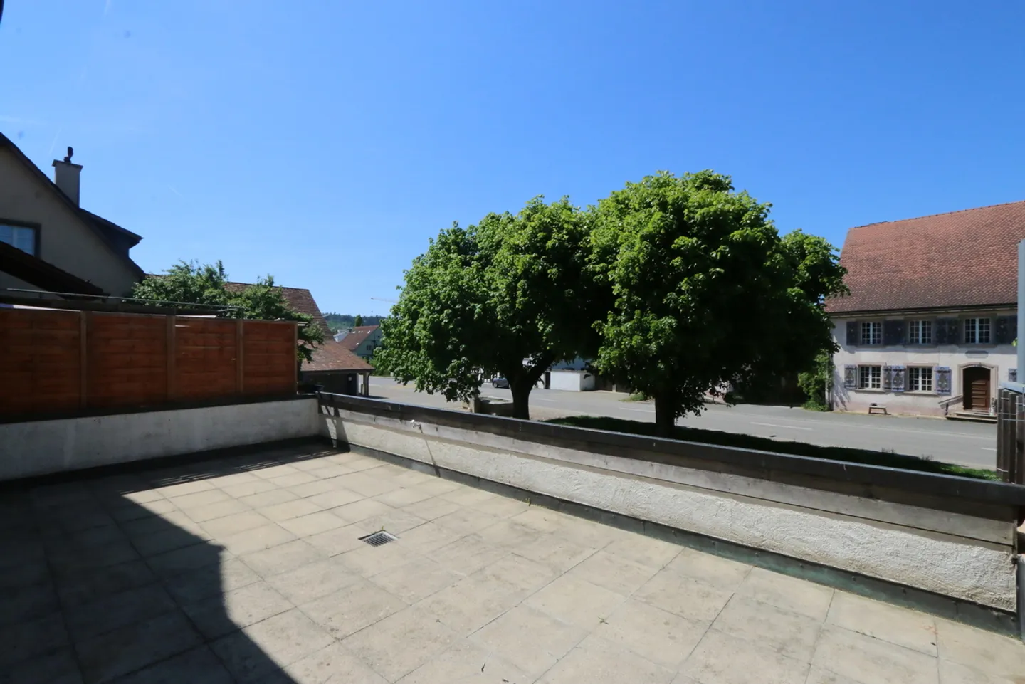 Appartement de ville avec grande terrasse et belles poutres apparentes - Photo 1 sur 9