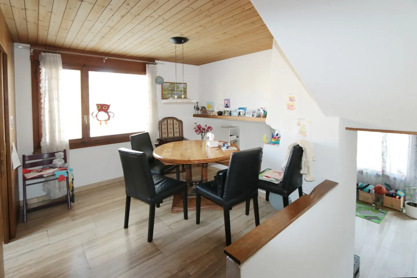 Affascinante casa bifamiliare con architettura a livelli sfalsati in una posizione soleggiata - Foto 3 di 13