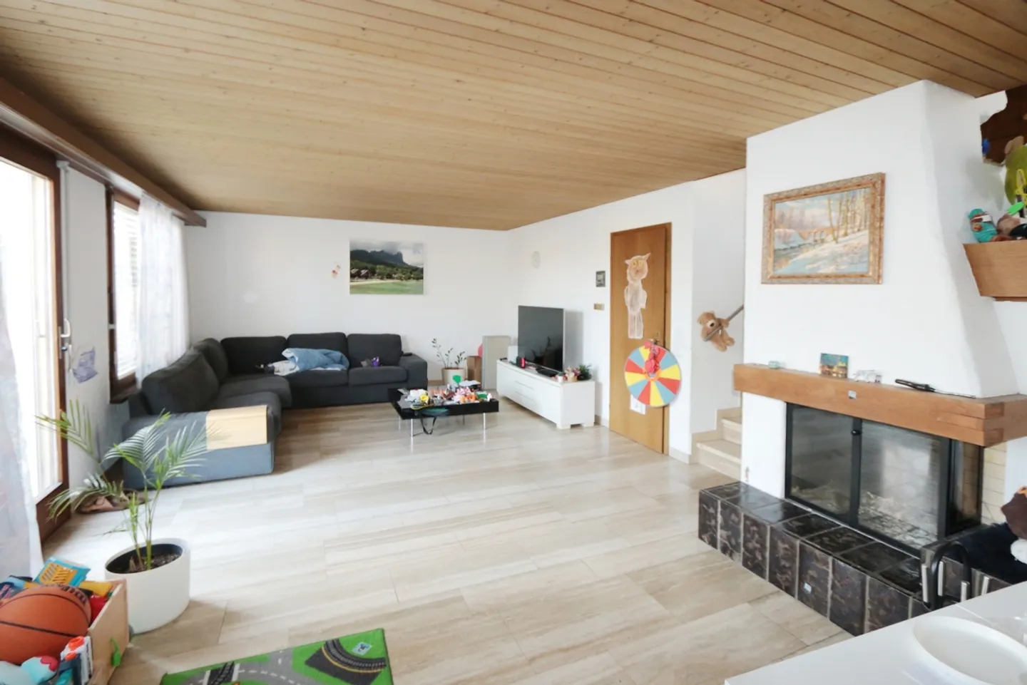 Affascinante casa bifamiliare con architettura a livelli sfalsati in una posizione soleggiata - Foto 7 di 13