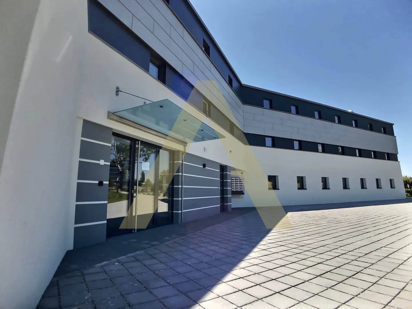 High-end furnished studio facing EPFL - Photo 2 of 11