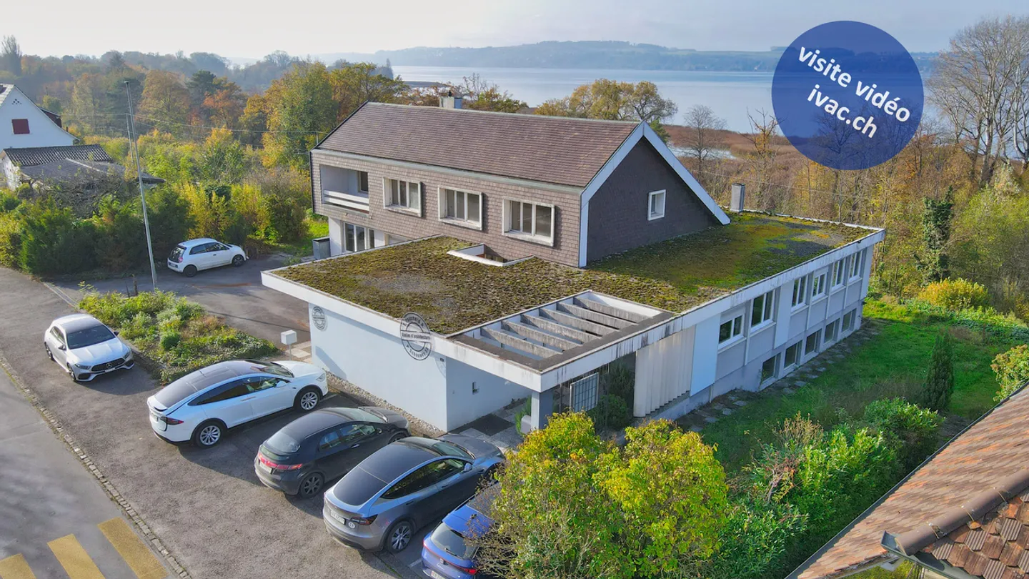 Villa familiare di 6,5 locali + locali con vista lago a Meyriez / FR - Foto 1 di 13