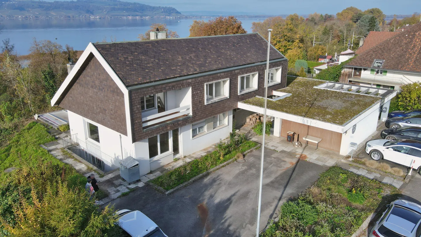 Villa familiare di 6,5 locali + locali con vista lago a Meyriez / FR - Foto 2 di 13