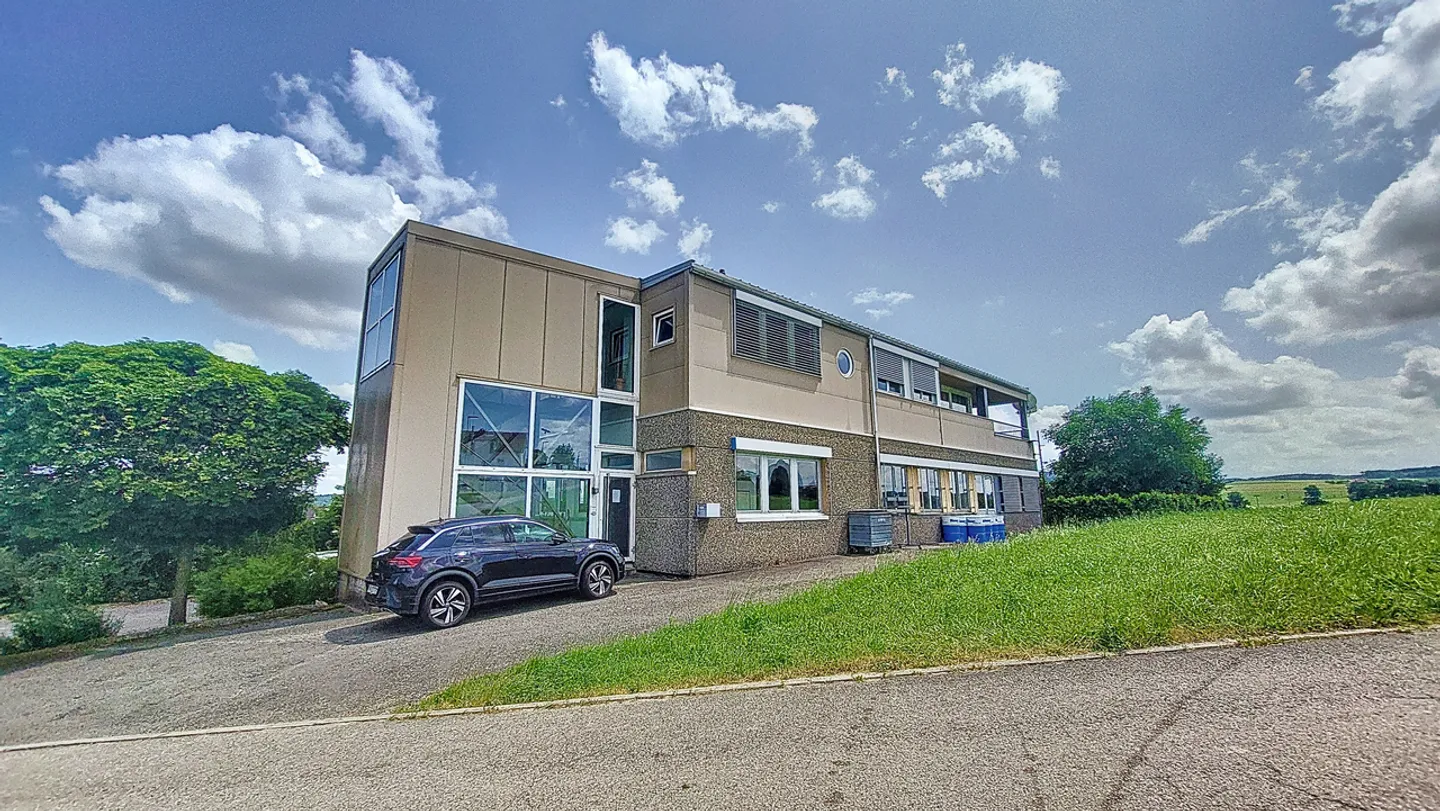 Gewerbliche / industrielle Räumlichkeiten in Cressier / FR - Foto 1 von 13