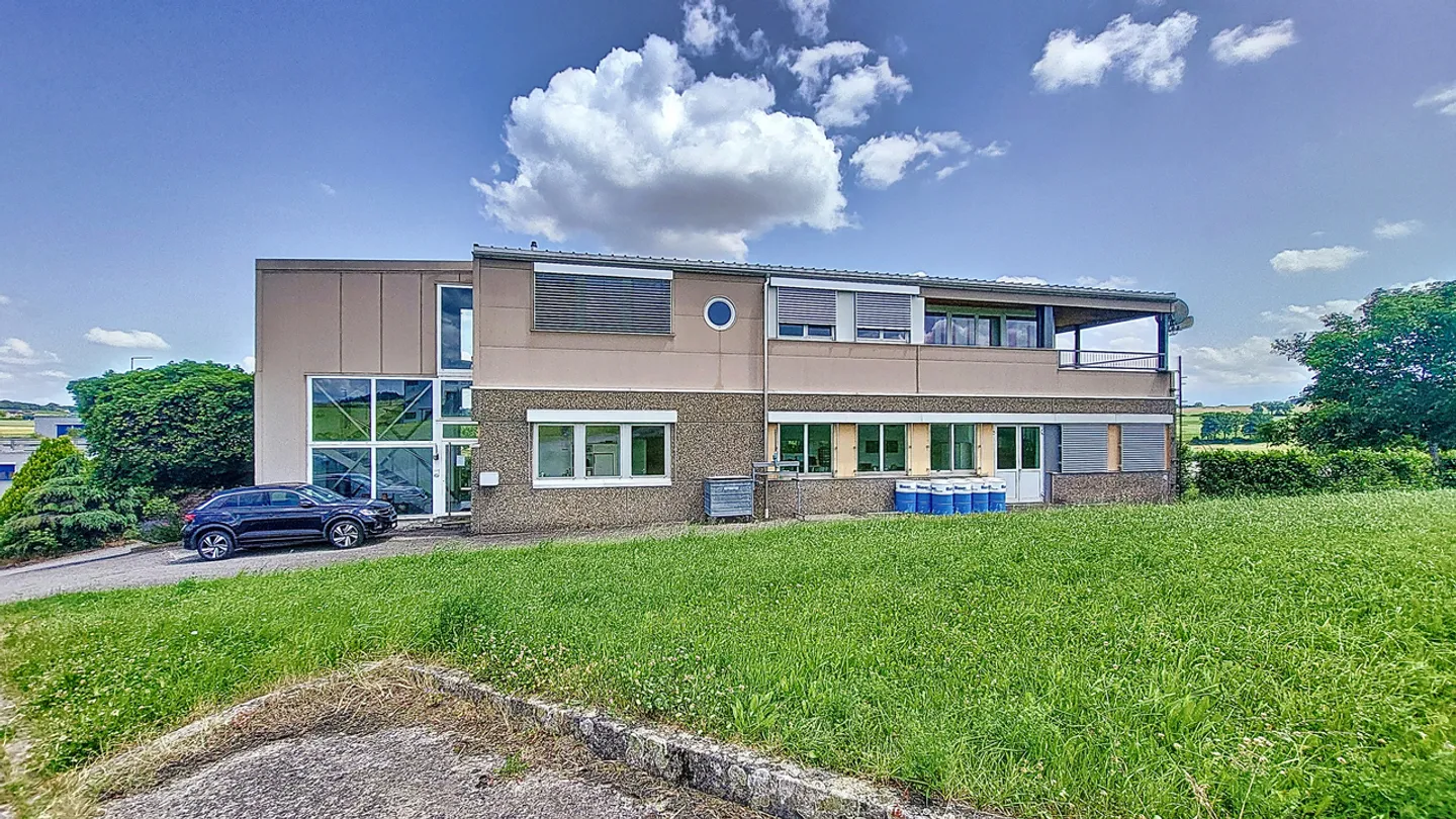 Gewerbliche / industrielle Räumlichkeiten in Cressier / FR - Foto 2 von 13