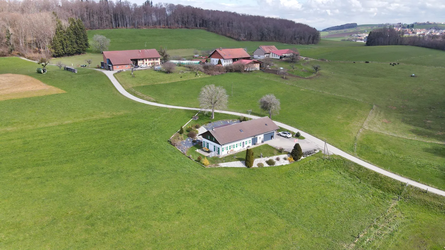 Detached house without direct neighbors in Chénens / FR - Photo 3 of 13