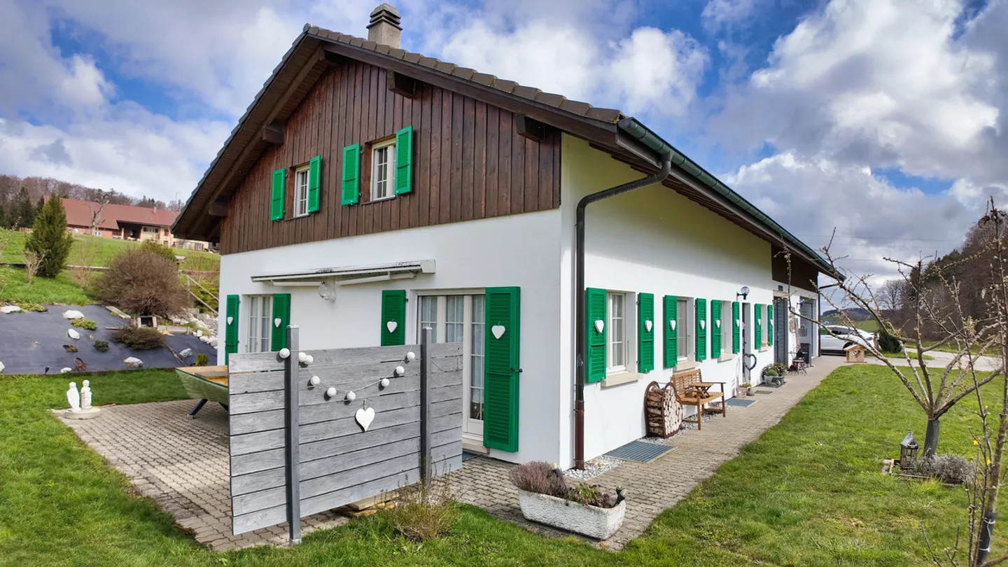 Detached house without direct neighbors in Chénens / FR - Photo 8 of 13