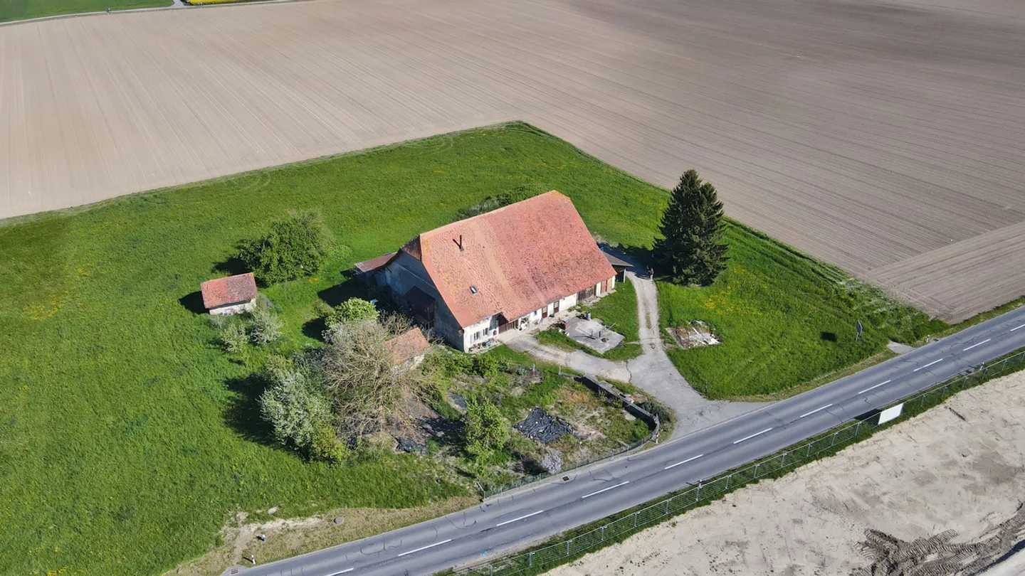 Bauernhof zur Renovierung mit Grundstück von 4.099 m2 in Estavayer-le-Lac / FR - Foto 3 von 13