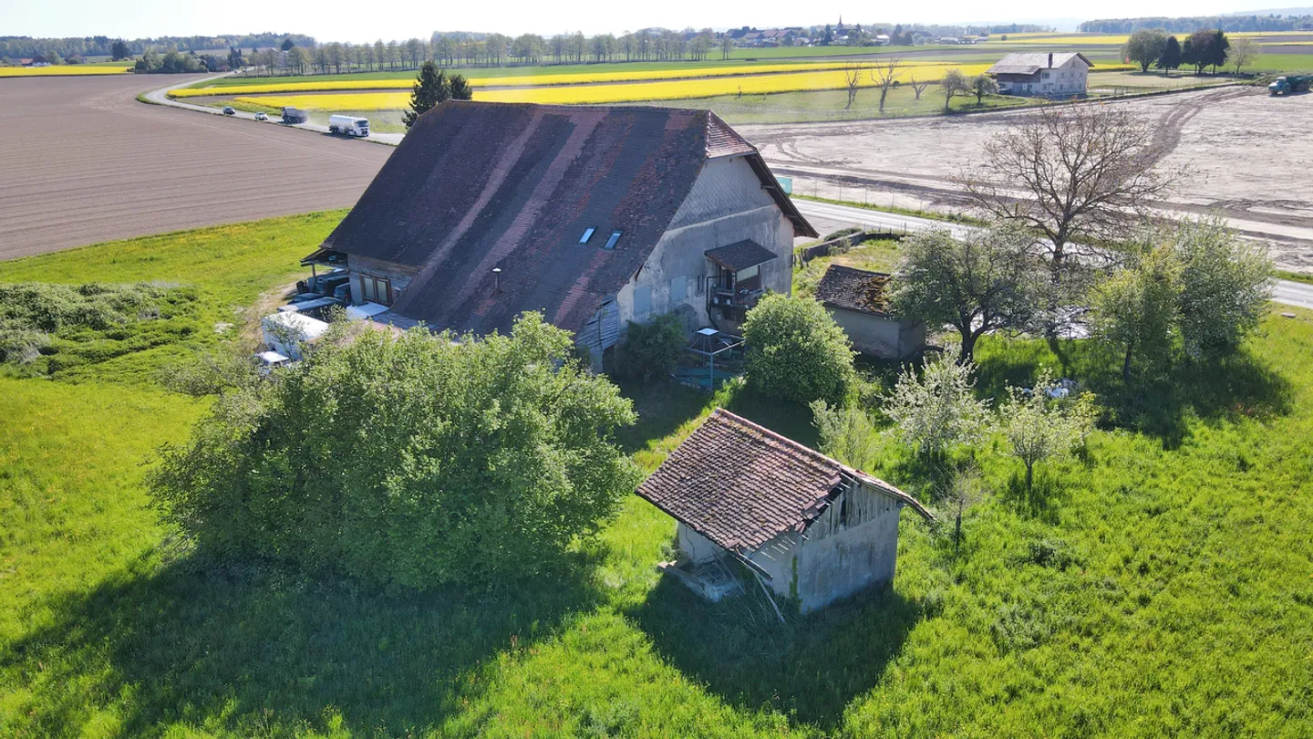 Bauernhof zur Renovierung mit Grundstück von 4.099 m2 in Estavayer-le-Lac / FR - Foto 5 von 13