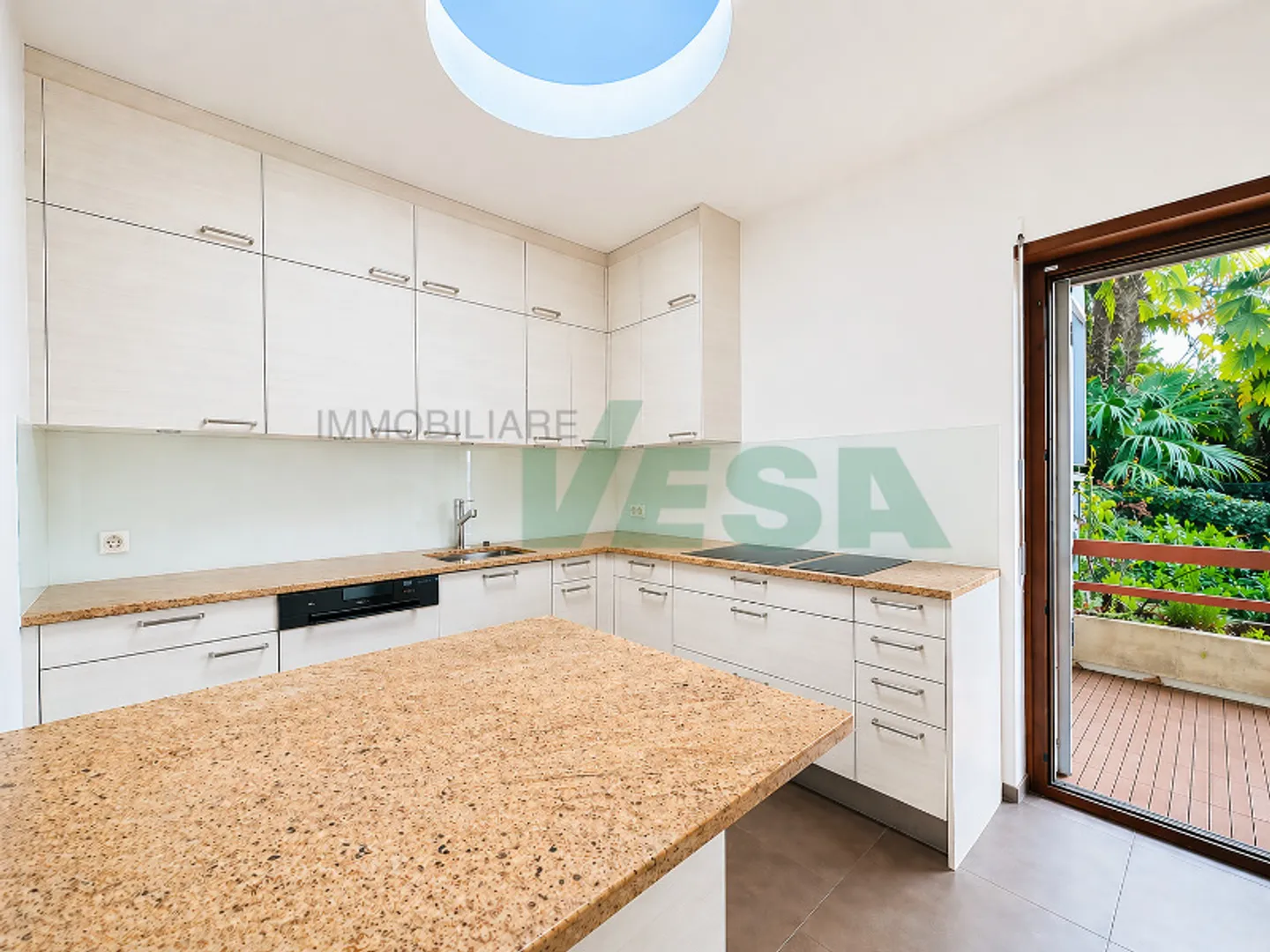 Elegant 5.5-room apartment with beautiful view and private garden - Photo 8 of 13