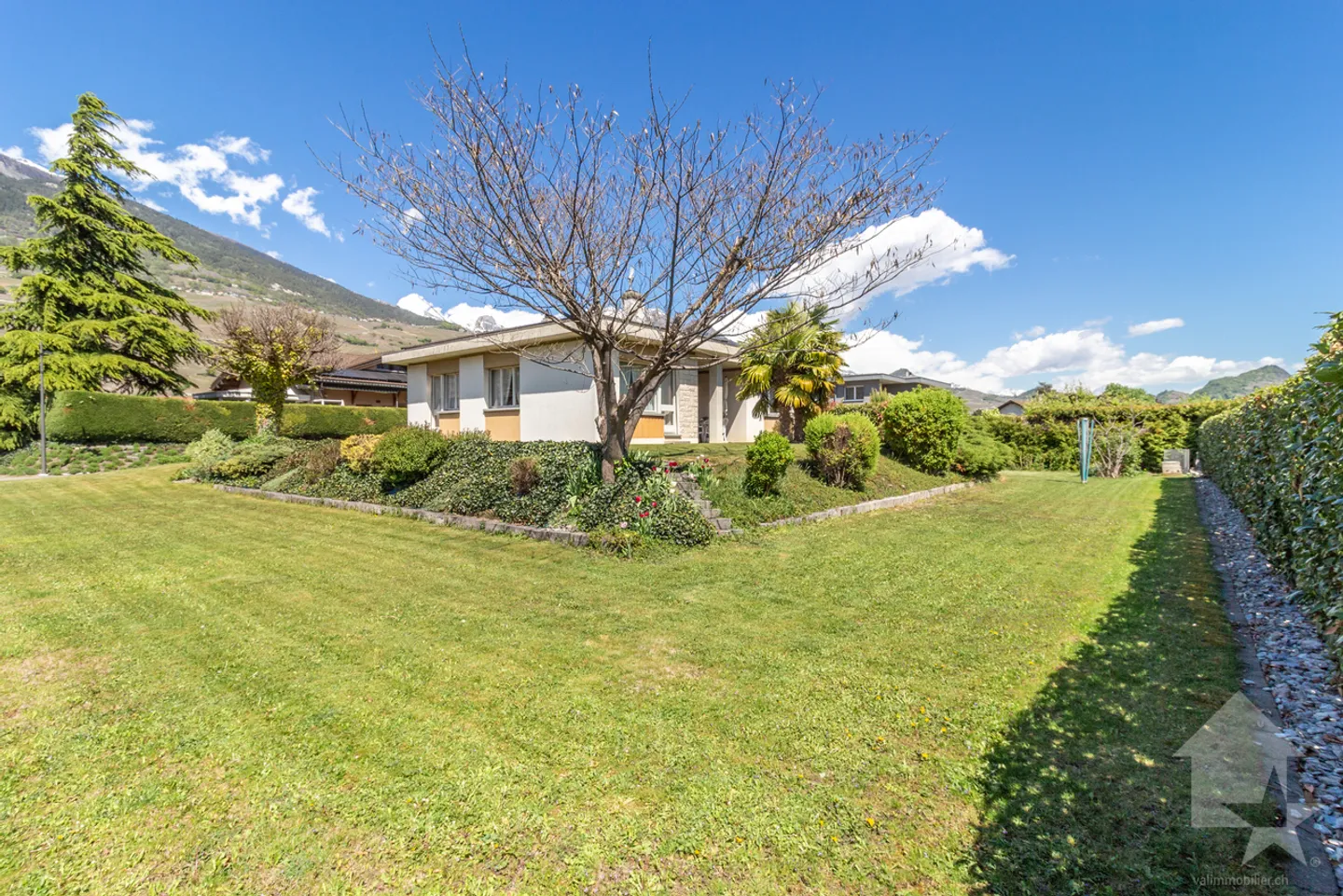 Charming 6.5 room villa with magnificent garden, ideal and quiet location - Photo 5 of 13