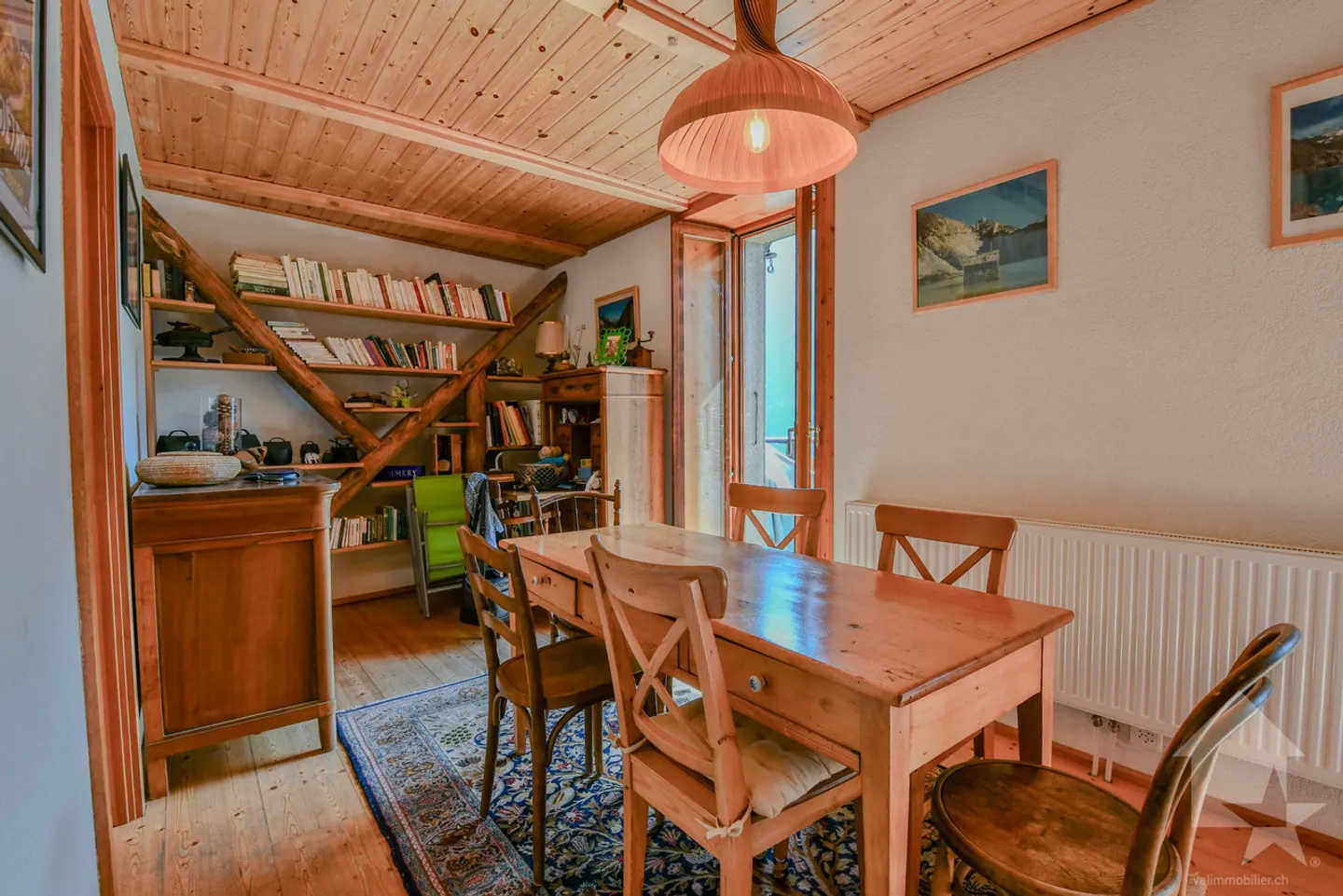 Rare on the market: a charming triplex in the heart of the Alps. - Photo 4 of 12