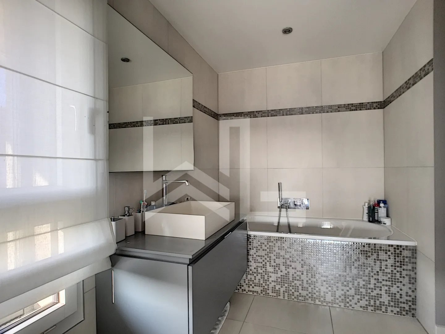 High standing contemporary villa - Photo 8 of 12