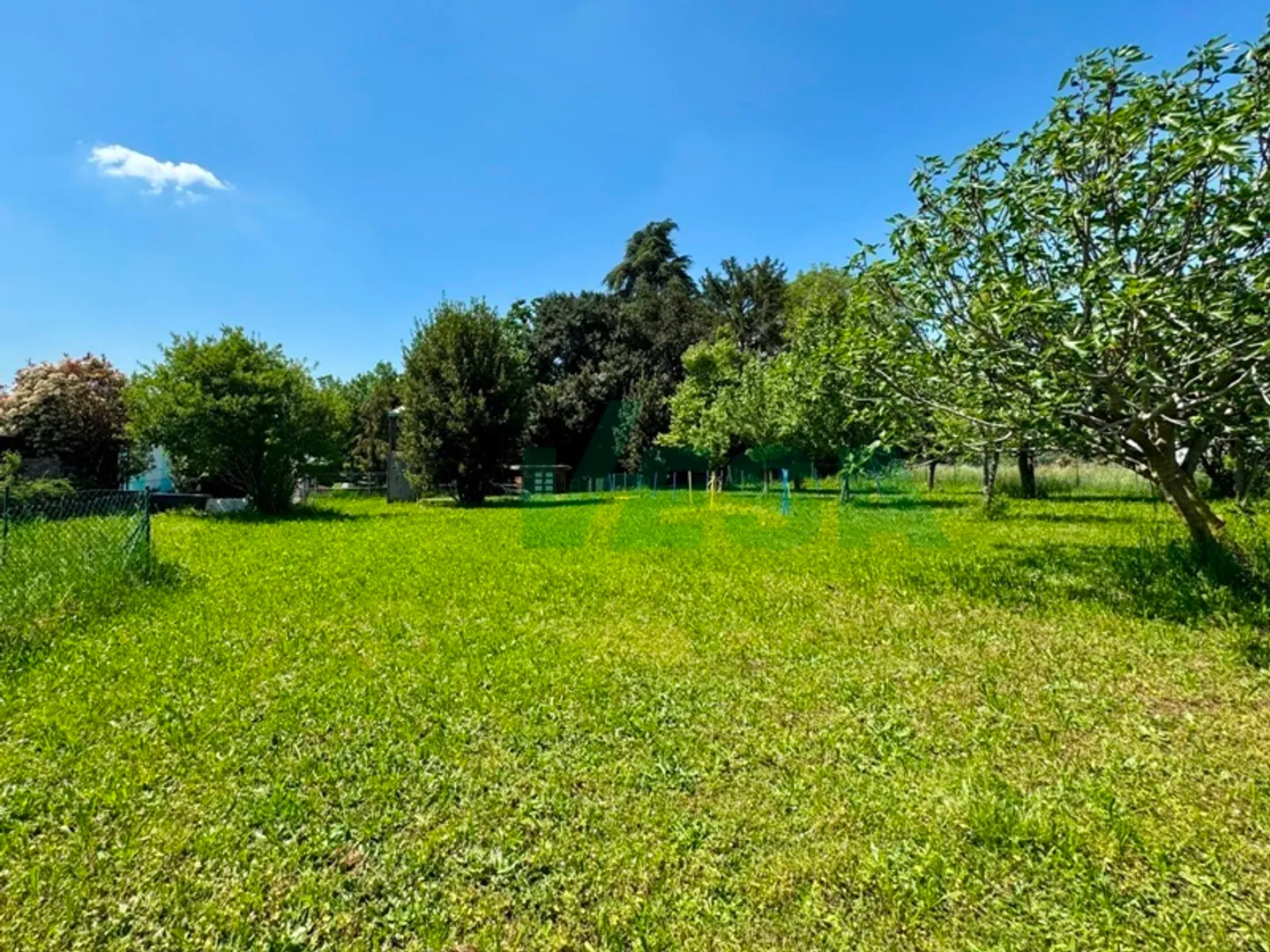 Terrain constructible plat splendide avec permis de construire - Photo 3 sur 5