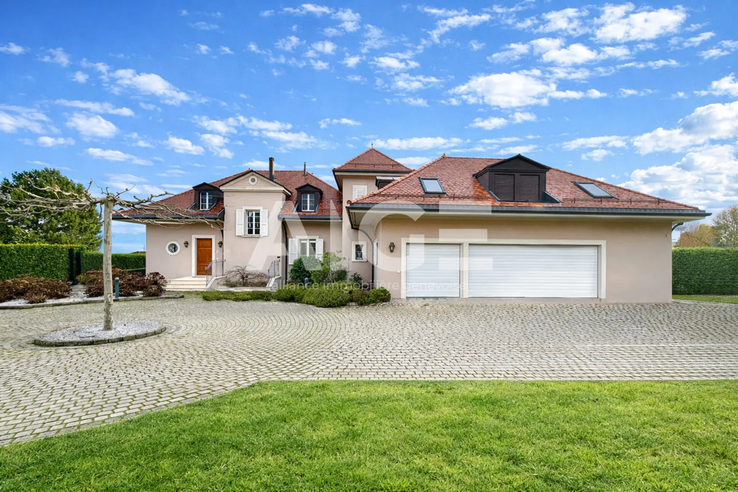 Superbe Villa auf einem 2'600m2 großen Grundstück mit 80m2 Nebengebäude - Foto 1 von 9