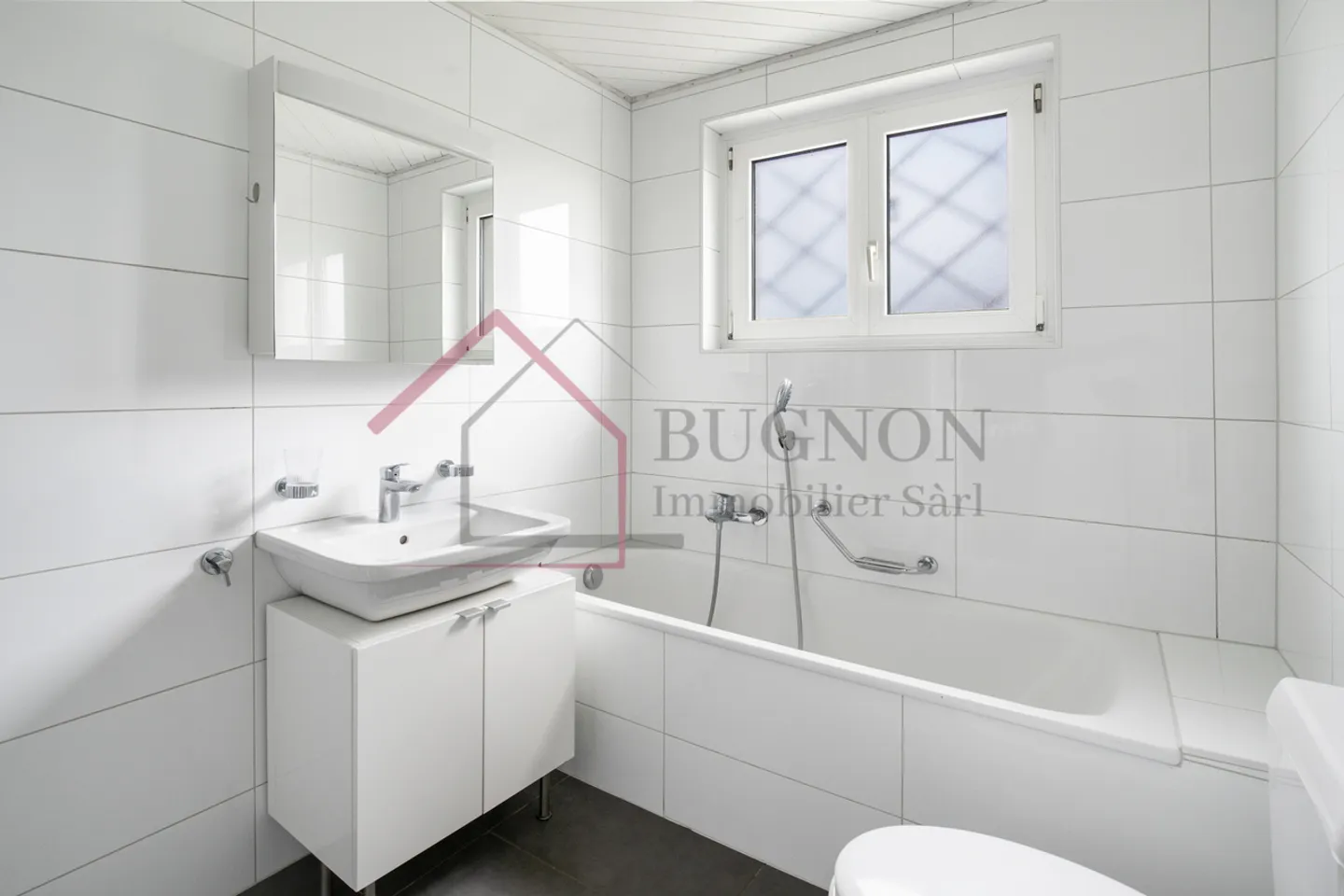 VILLA FAMILIALE AVEC JARDIN ET ENVIRONNEMENT CALME - Photo 6 sur 13