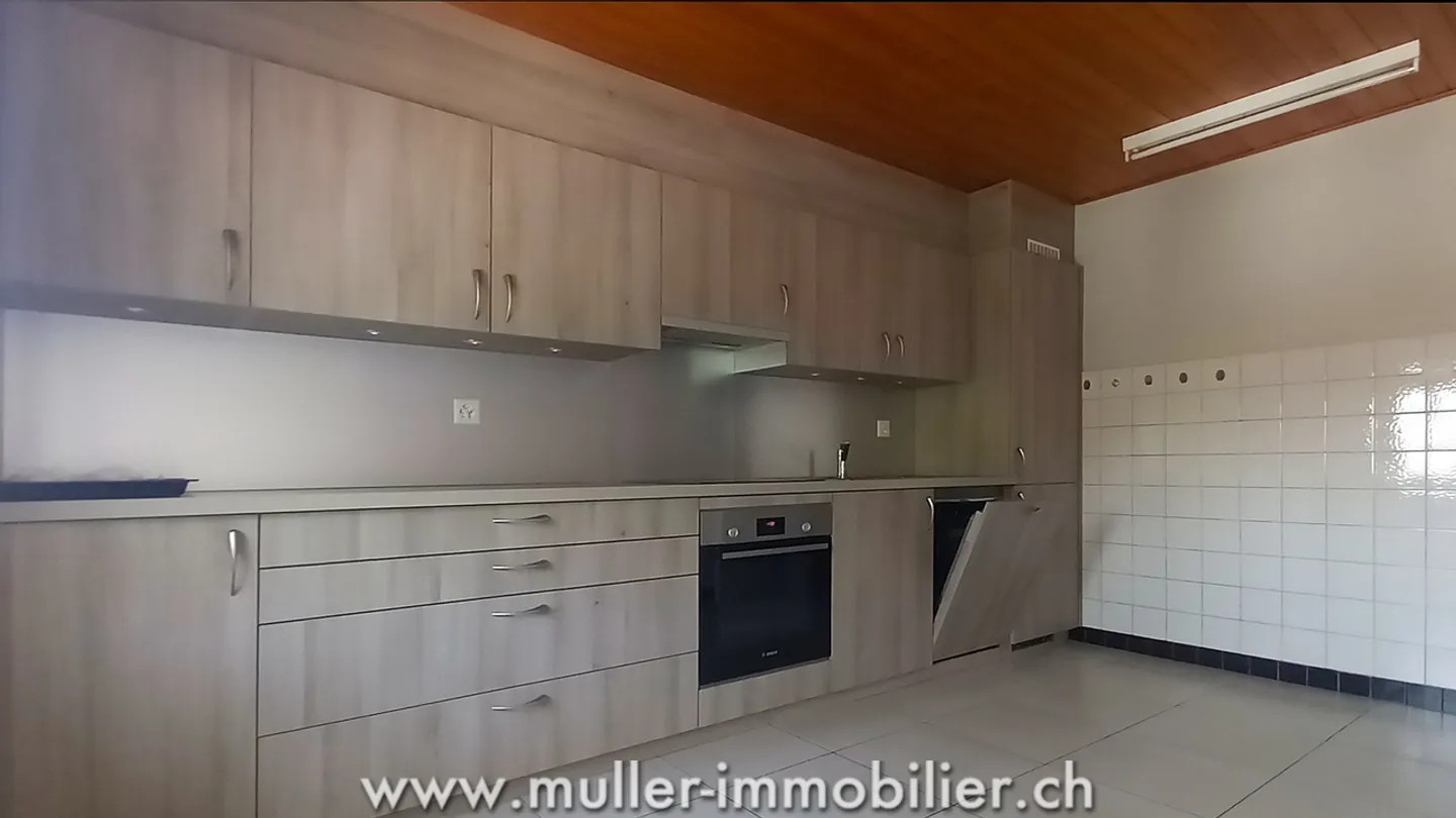 Renovated 3.5-room apartment with balcony in Monthey - Photo 5 of 12