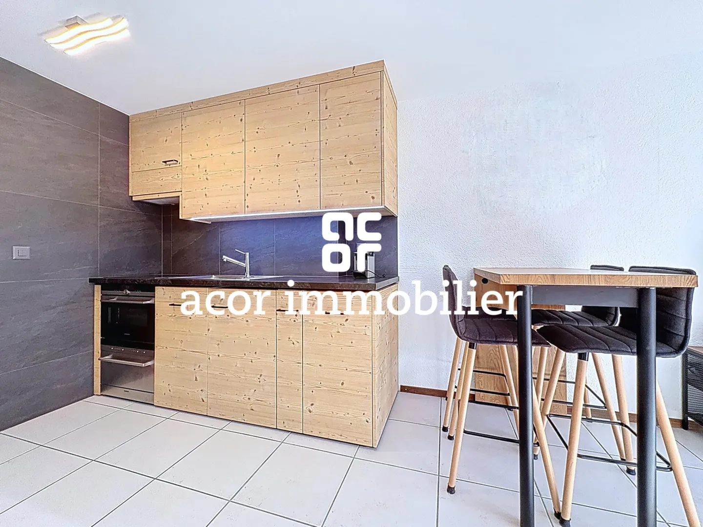 Superb 2.5 room renovated apartment just steps from the center of Crans - Photo 3 of 5