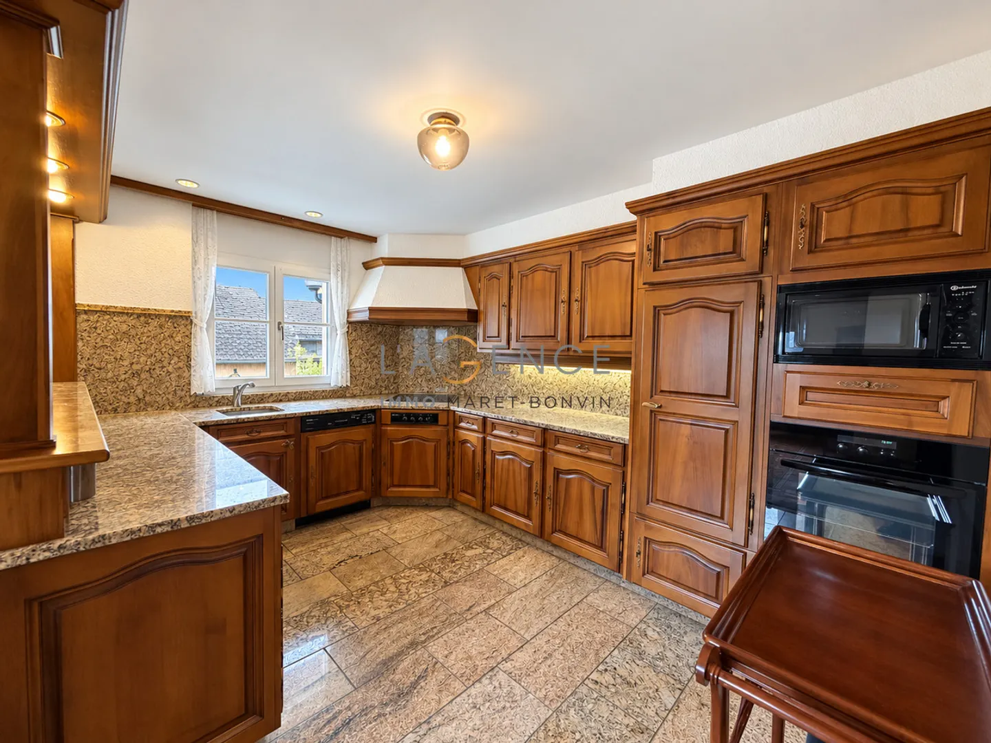 L'eleganza di un grande chalet privato di fronte alle Alpi - Foto 6 di 13