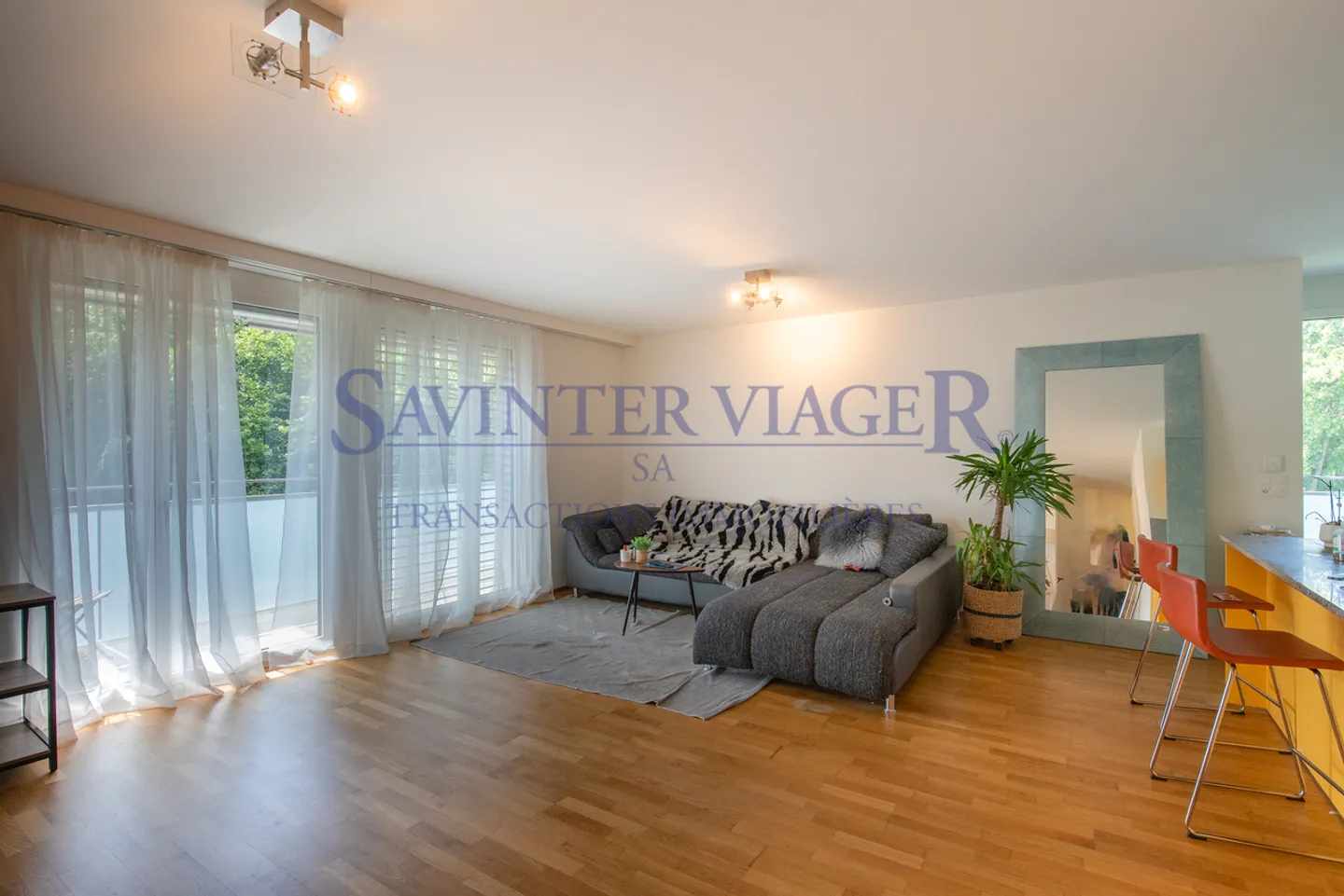 Carouge - Elegante 3-Zimmer-Wohnung mit großem Balkon und unverbautem Blick - Foto 2 von 13