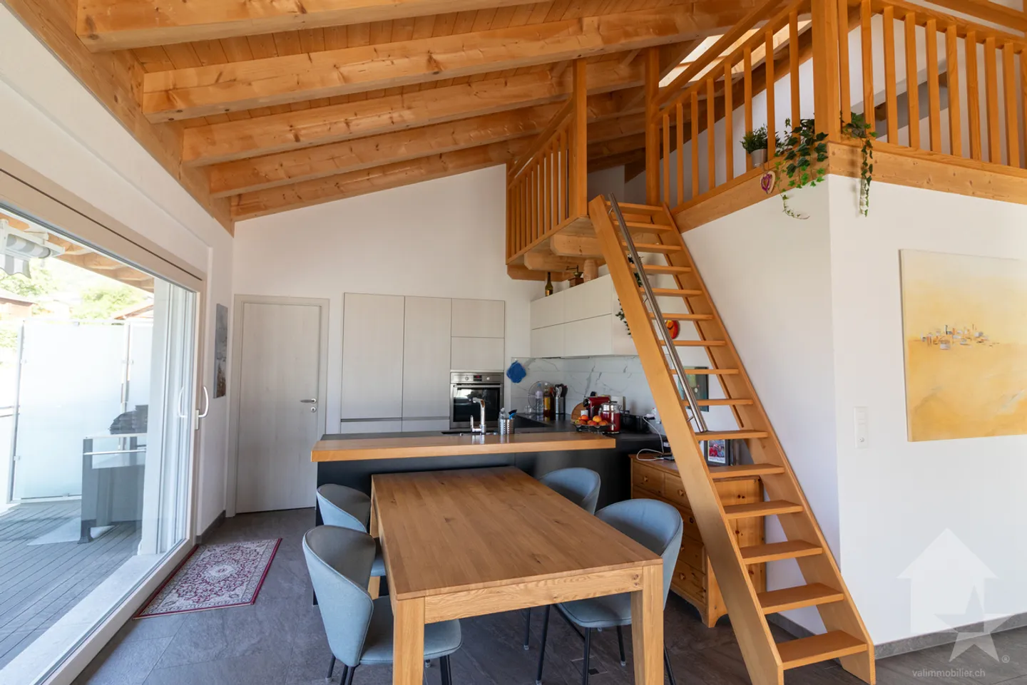Magnificent attic apartment of 4.5 rooms - Photo 4 of 13