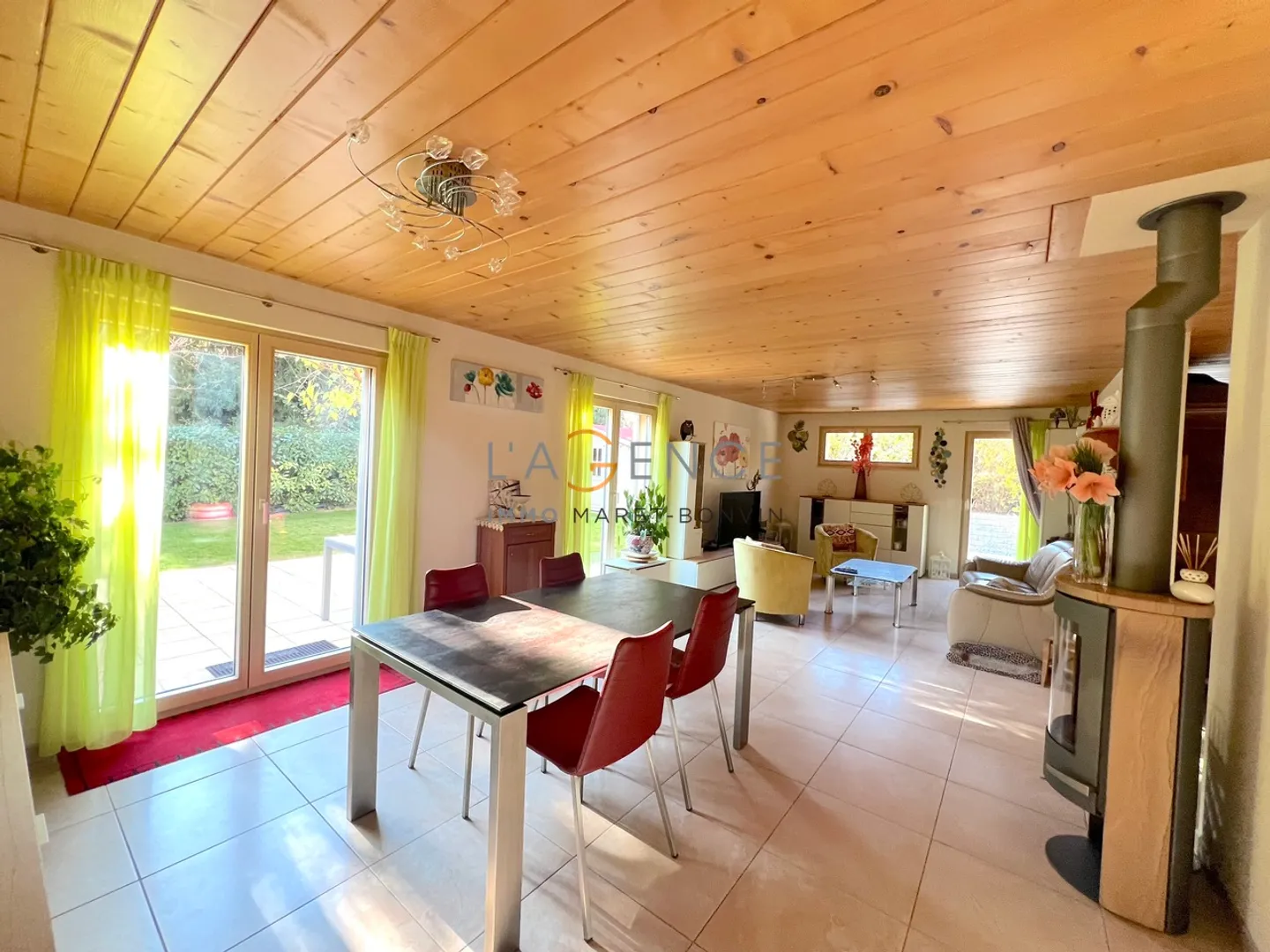 SPACIOUS AND BRIGHT VILLA OF 6.5 ROOMS WITH 1013 M2 OF LAND - Photo 1 of 9