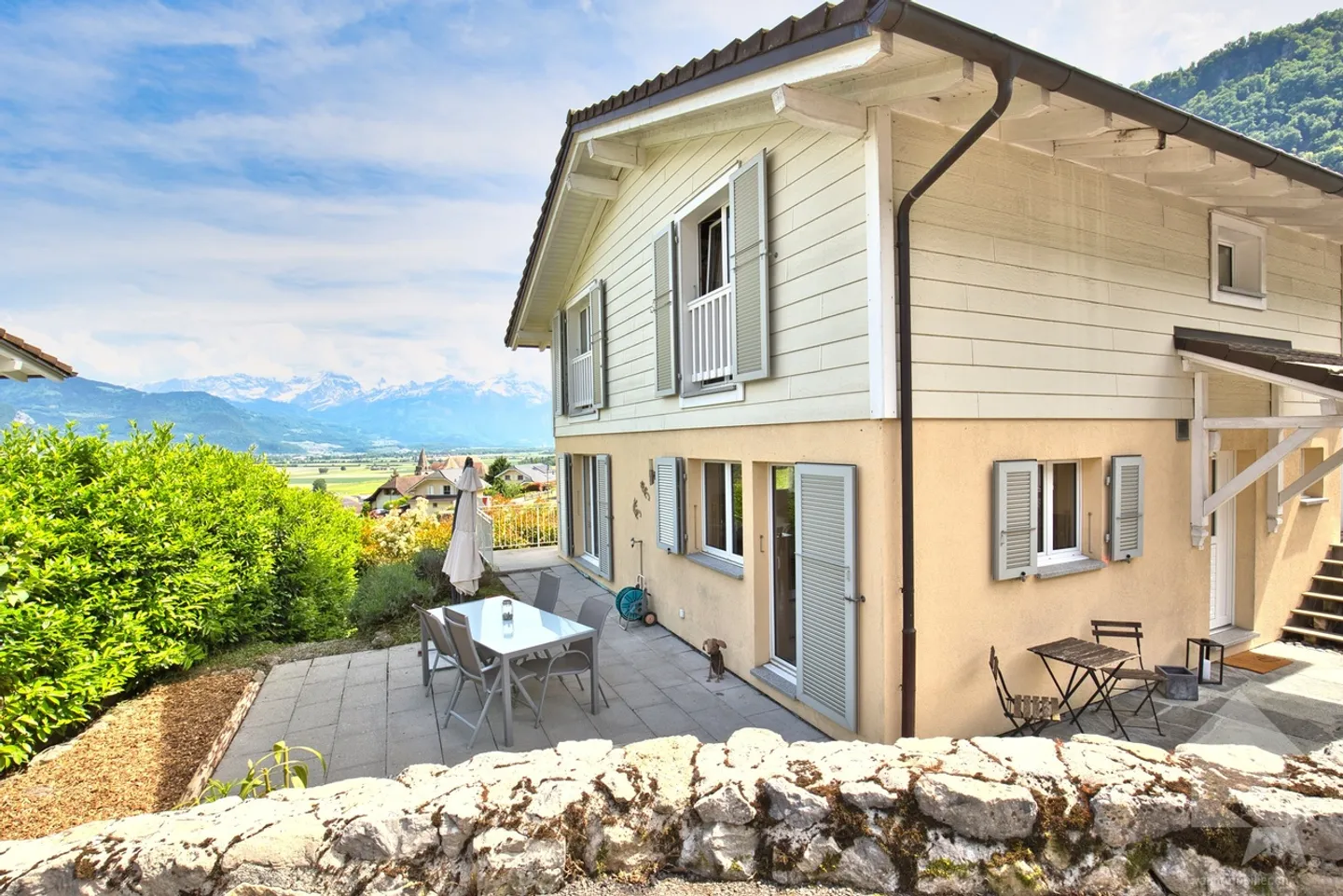 Stunning semi-detached house by the garage - Photo 1 of 13