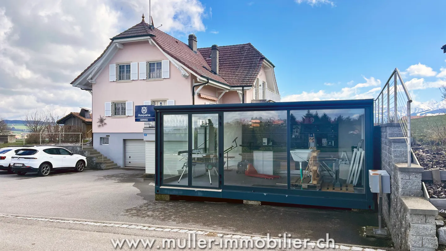 Large villa with 3 independent apartments and commercial display - Photo 12 of 13