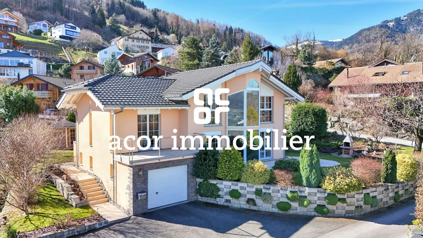 Villa con volumi spettacolari di fronte alle Alpi - Foto 1 di 12