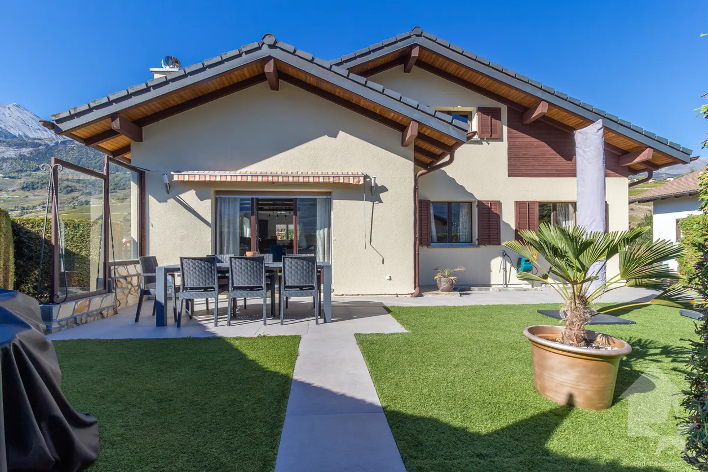 Casa di villaggio ristrutturata con 7,5 stanze, grande giardino e terrazze - Foto 6 di 13