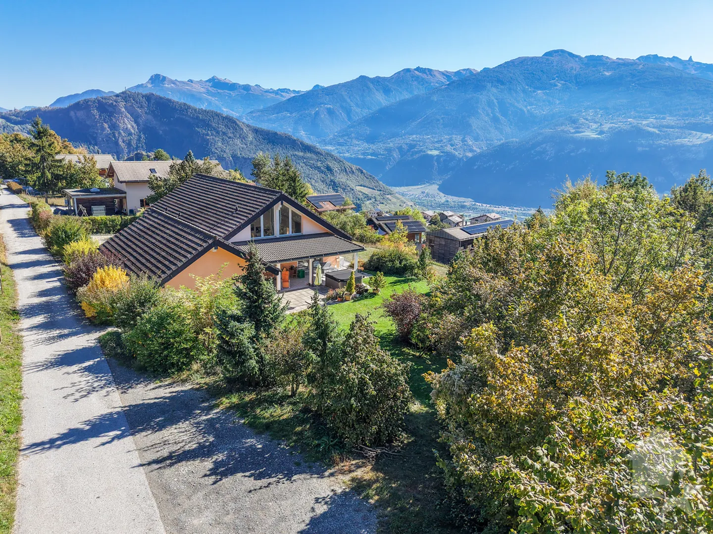 Splendida proprietà con villa di 7,5 stanze di 319 m2 abitabili - Foto 2 di 13