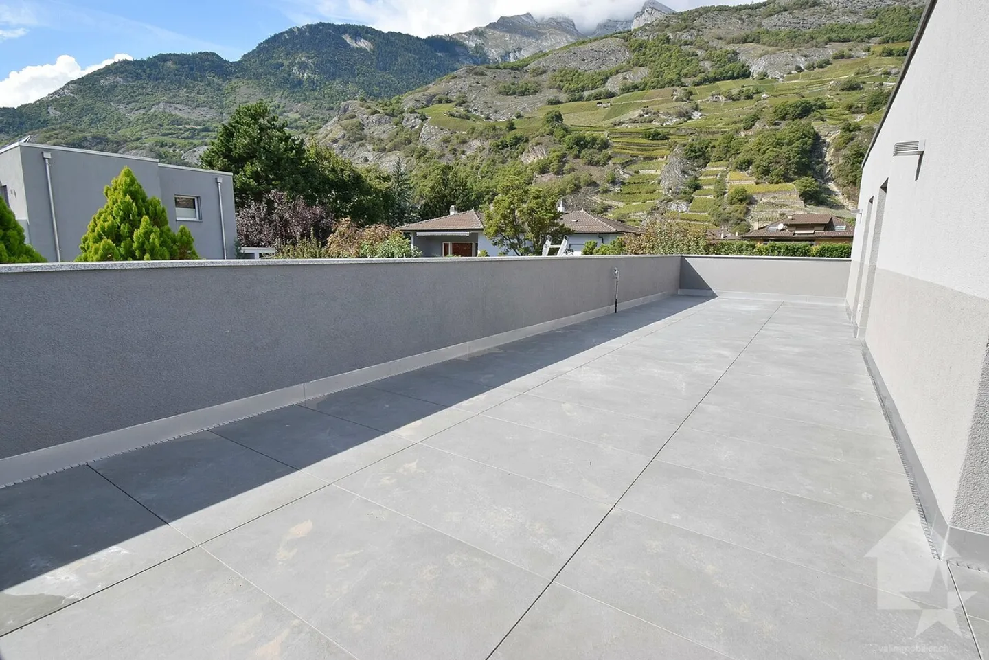 Attique de 4.5 pièces avec une grande terrasse et 3 places de parcs - Foto 2 von 13